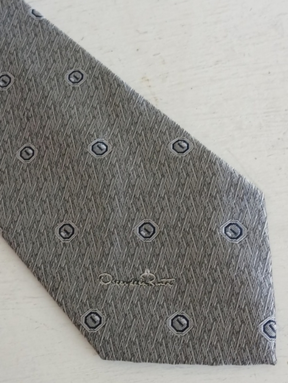 Oscar De La Renta Silver-Gray Silk Tie with Geometric Medallions